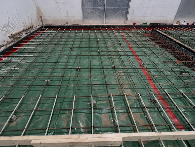 Rebar and vapor barrier prepared for an insulated freezer slab