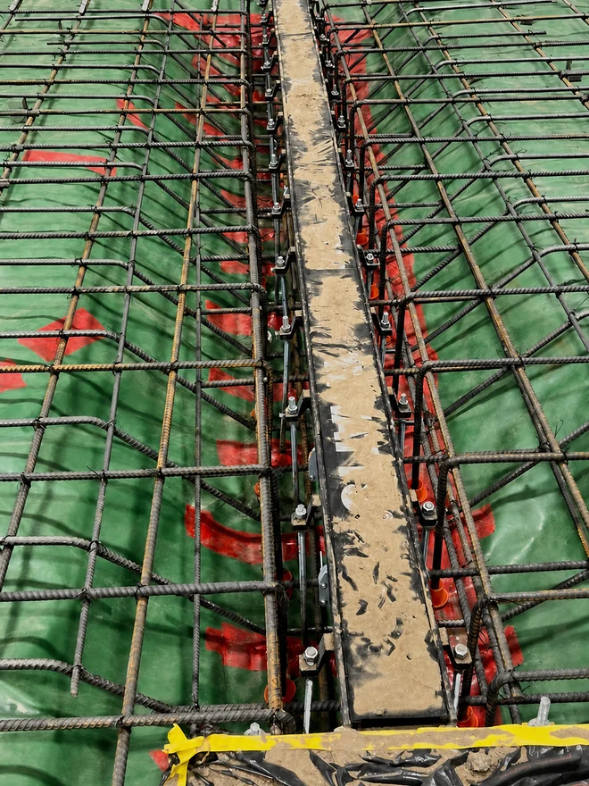 Thermal-break grade beam formed for a commercial freezer slab